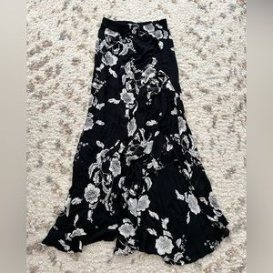 Billabong maxi skirt with side slit.